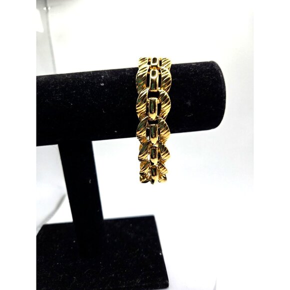 Vintage MONET signed Chunky Chain Link Fabulous Gold Tone Bracelet 1 inch wide - Picture 5 of 5